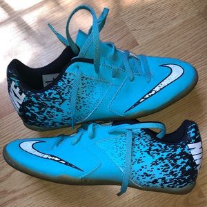 Indoor soccer shoes